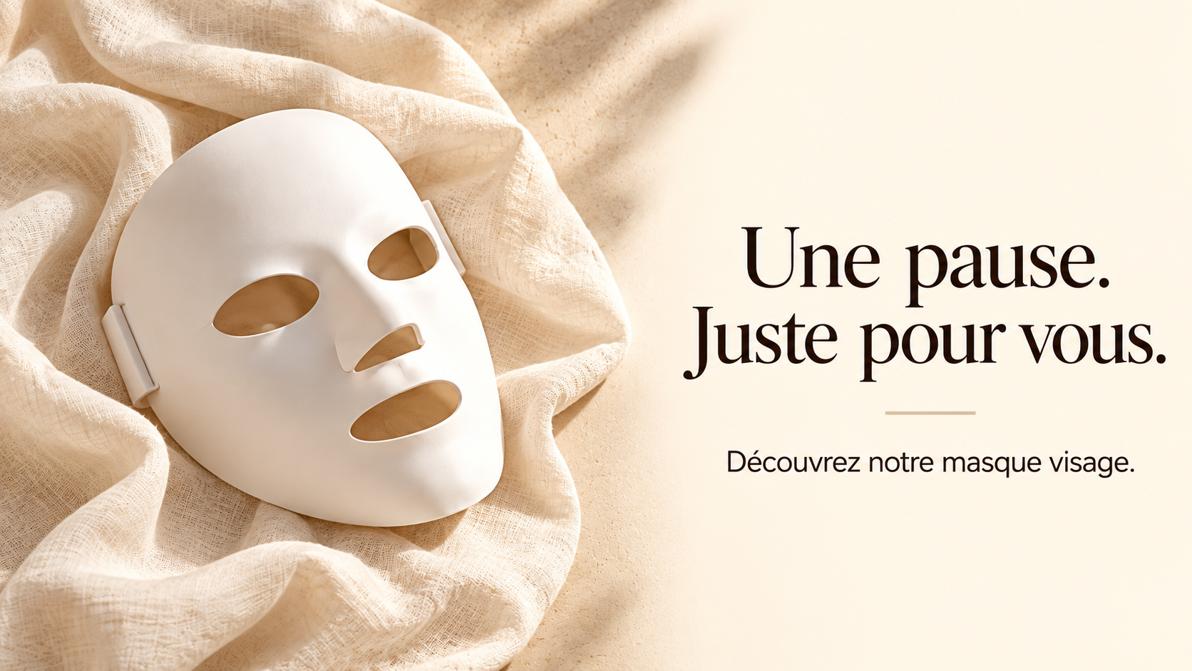 Masque blanc sur du lin beige. Une pause, juste pour vous.